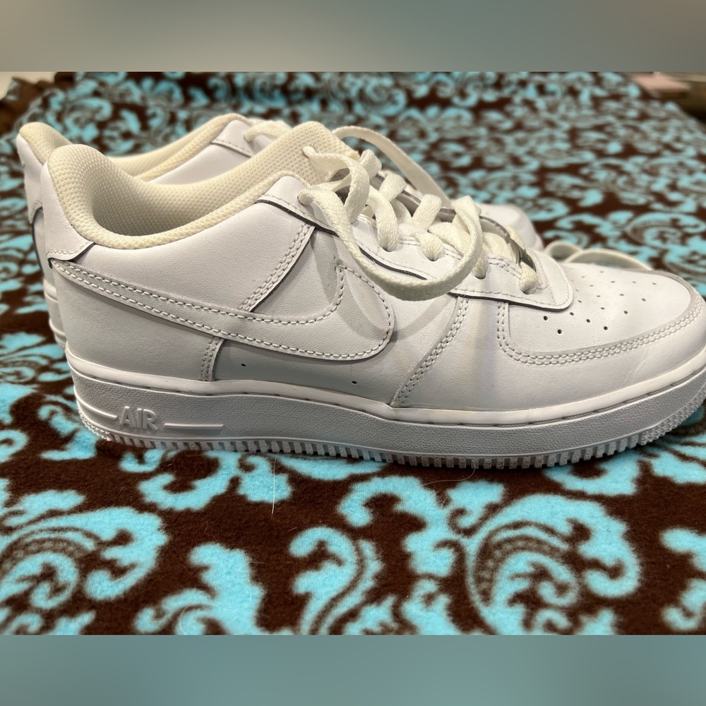Youth Boys size 6.5 Nike Air Force One shoes in EUC, fits women’s 9